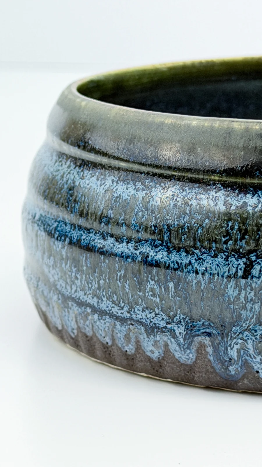 mtvessell_pottery_azure_11-1 Side detail view of a handcrafted ceramic vessel from mtvessell Pottery's Azure collection